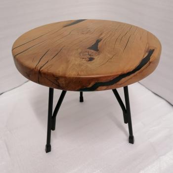 Couchtisch aus Massivholz und Epoxid auf einem Metallgestell.
