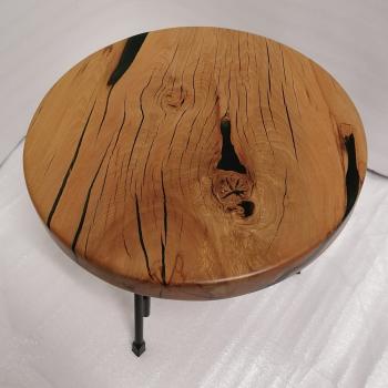 Couchtisch aus Massivholz und Epoxid auf einem Metallgestell.