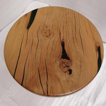 Couchtisch aus Massivholz und Epoxid auf einem Metallgestell.