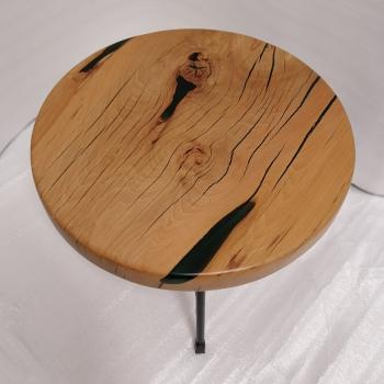 Couchtisch aus Massivholz und Epoxid auf einem Metallgestell.