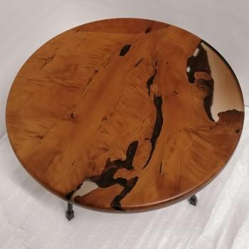 Preview: Couchtisch aus Massivholz und Kunstharz auf einem Metallgestell.