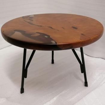 Preview: Couchtisch aus Massivholz und Kunstharz auf einem Metallgestell.