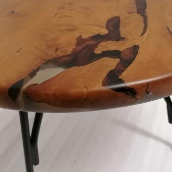 Preview: Couchtisch aus Massivholz und Kunstharz auf einem Metallgestell.