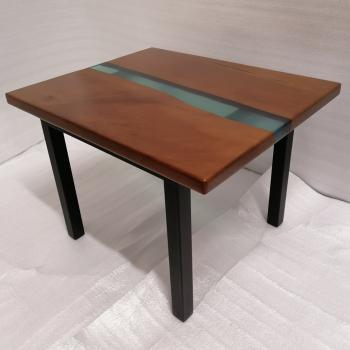 Preview: Couchtisch aus Massivholz und Kunstharz auf einem Metallgestell.