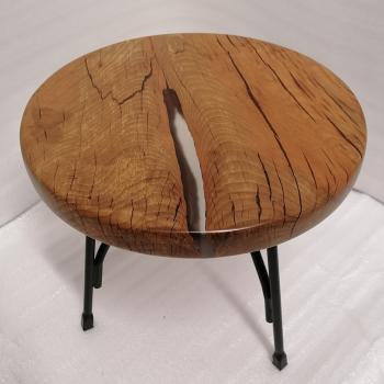 Preview: Couchtisch aus Massivholz und Kunstharz auf einem Metallgestell.