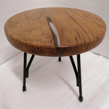 Preview: Couchtisch aus Massivholz und Kunstharz auf einem Metallgestell.