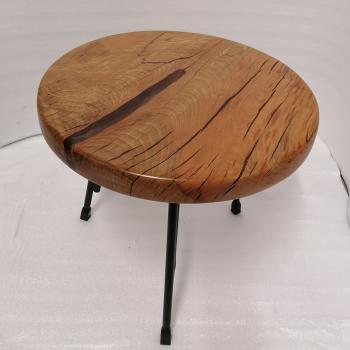 Preview: Couchtisch aus Massivholz und Kunstharz auf einem Metallgestell.