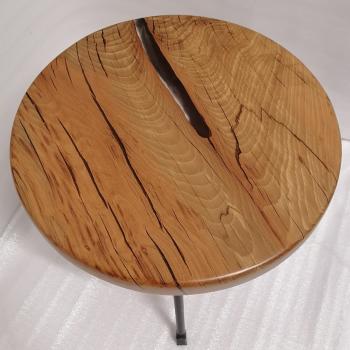 Couchtisch aus Massivholz und Epoxid auf einem Metallgestell.