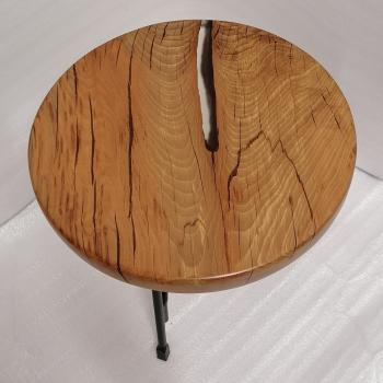 Couchtisch aus Massivholz und Epoxid auf einem Metallgestell.