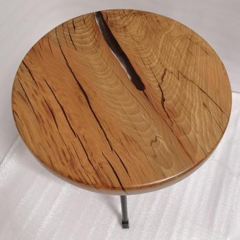 Couchtisch aus Massivholz und Epoxid auf einem Metallgestell.