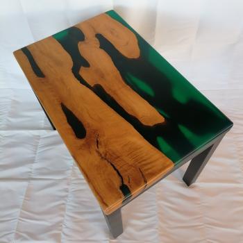 Preview: Couchtisch aus Massivholz und Kunstharz auf einem Metallgestell.