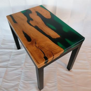 Preview: Couchtisch aus Massivholz und Kunstharz auf einem Metallgestell.