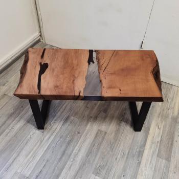 Preview: Couchtisch aus Massivholz und Kunstharz auf einem Metallgestell.