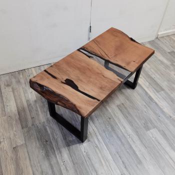 Preview: Couchtisch aus Massivholz und Kunstharz auf einem Metallgestell.