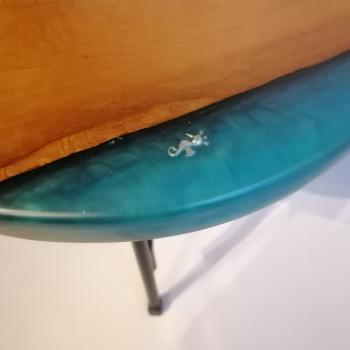 Preview: Ein wunderschöner Rundtisch aus Massivholz und Kunstharz.