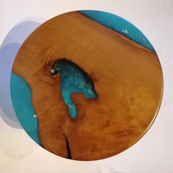 Preview: Ein wunderschöner Rundtisch aus Massivholz und Kunstharz.