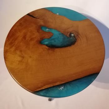 Ein wunderschöner Rundtisch aus Massivholz und Kunstharz.