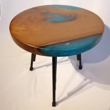 Ein wunderschöner Rundtisch aus Massivholz und Kunstharz.