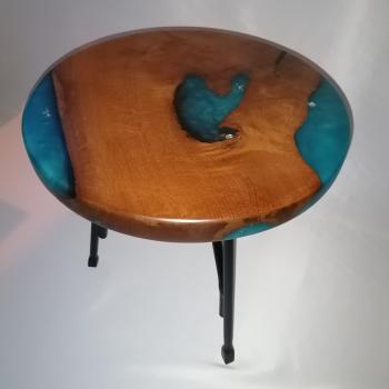 Ein wunderschöner Rundtisch aus Massivholz und Kunstharz.