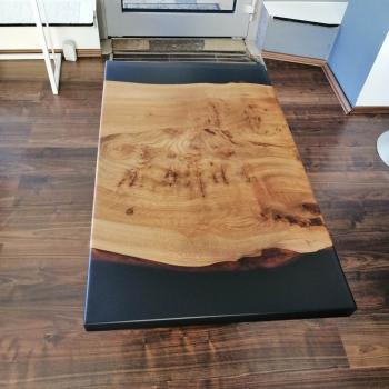 Preview: Couchtisch aus Massivholz und Kunstharz auf einem Metallgestell.