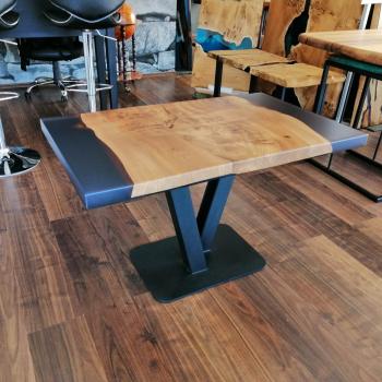 Preview: Couchtisch aus Massivholz und Kunstharz auf einem Metallgestell.