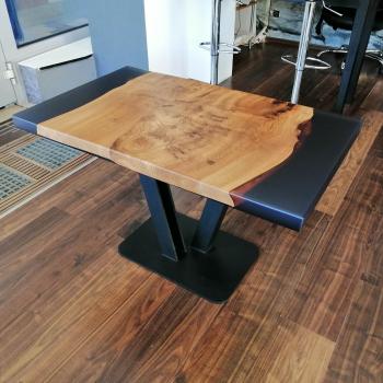 Preview: Couchtisch aus Massivholz und Kunstharz auf einem Metallgestell.