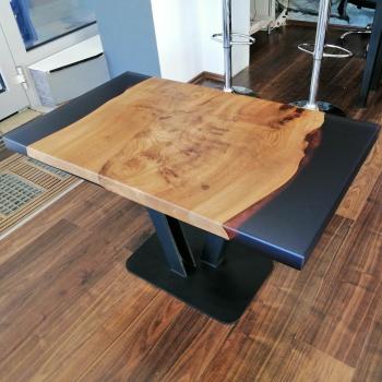 Couchtisch aus Massivholz und Kunstharz auf einem Metallgestell.