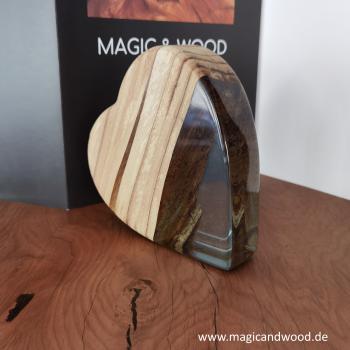Ein Herz aus Massivholz mit Kunstharz