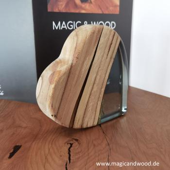 Preview: Ein Herz aus Massivholz mit Kunstharz
