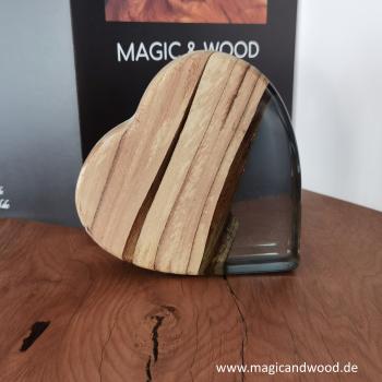 Preview: Ein Herz aus Massivholz mit Kunstharz