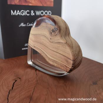 Ein Herz aus Massivholz mit Kunstharz