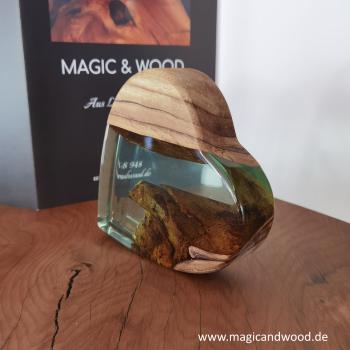 Ein Herz aus Massivholz mit Kunstharz