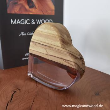 Ein Herz aus Massivholz mit Kunstharz