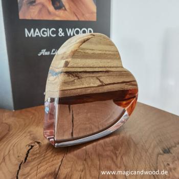 Preview: Ein Herz aus Massivholz mit Kunstharz