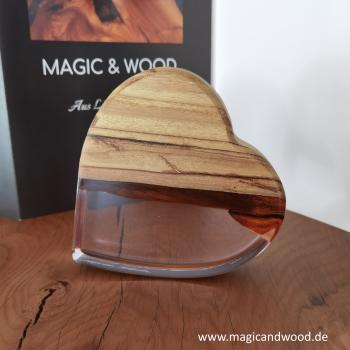 Preview: Ein Herz aus Massivholz mit Kunstharz