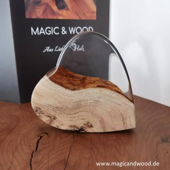 Preview: Ein Herz aus Massivholz mit Kunstharz