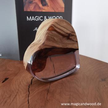 Preview: Ein Herz aus Massivholz mit Kunstharz