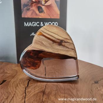 Preview: Ein Herz aus Massivholz mit Kunstharz