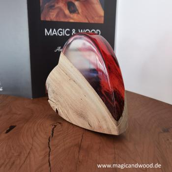 Preview: Ein Herz aus Massivholz mit Kunstharz