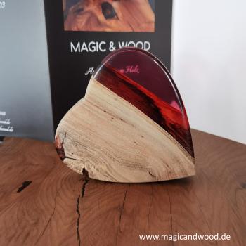 Preview: Ein Herz aus Massivholz mit Kunstharz