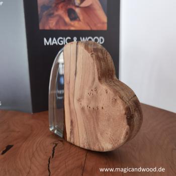 Preview: Ein Herz aus Massivholz mit Kunstharz