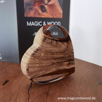 Preview: Ein Herz aus Massivholz mit Kunstharz