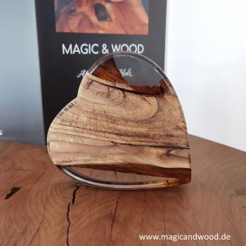 Preview: Ein Herz aus Massivholz mit Kunstharz