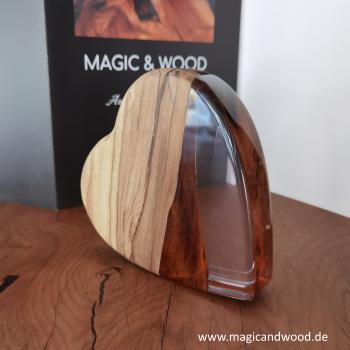 Ein Herz aus Massivholz mit Kunstharz