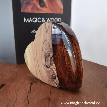 Ein Herz aus Massivholz mit Kunstharz