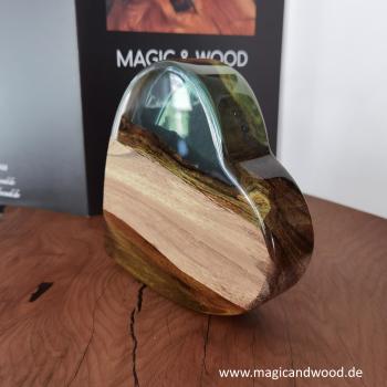 Preview: Ein Herz aus Massivholz mit Kunstharz