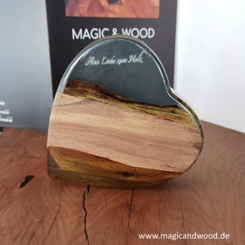 Preview: Ein Herz aus Massivholz mit Kunstharz