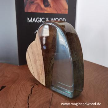 Ein Herz aus Massivholz mit Kunstharz