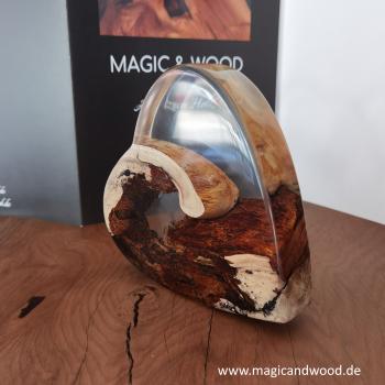 Ein Herz aus Massivholz mit Kunstharz