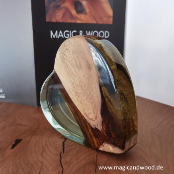 Ein Herz aus Massivholz mit Kunstharz